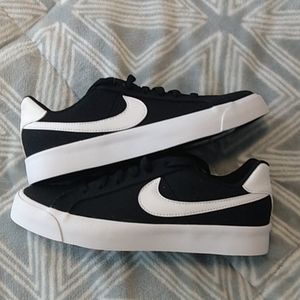 Women's Canvas Nike Court Royale sneaker NWOTORBOX